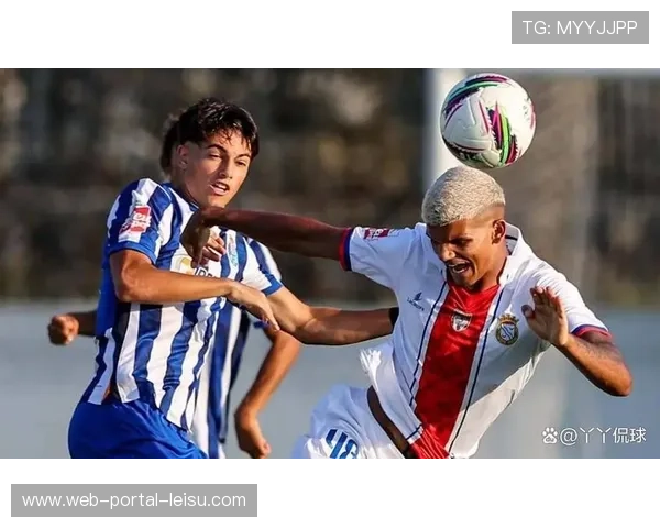 终场哨响，奥格斯堡球员欢庆客场战胜联赛领头羊的历史性时刻