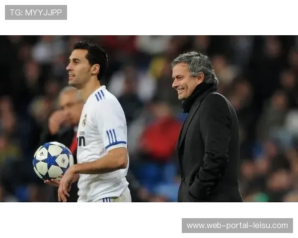 穆里尼奥与阿韦罗亚赛前拥抱，师徒对决温情瞬间